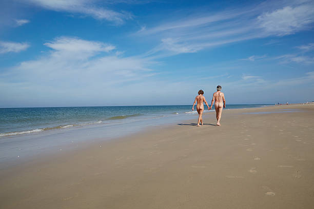 Navegando pelos Marcos Legais do Naturismo: Uma Visão Abrangente das Leis e Normas no Brasil e no Mundo